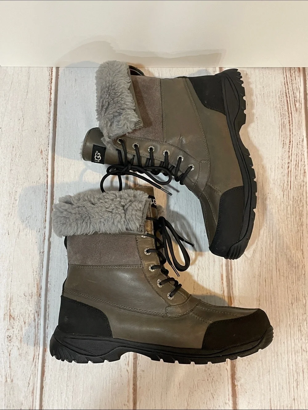 UGG Butte Boots Mens 11.5 Olive Gray Lace-Up Fold Over Shearling Vibram Sole